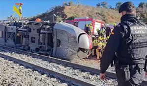 Autoridades buscan acceder a los vagones de los trenes en Adamuz en busca de otras posibles v&iacute;ctimas