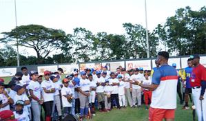 Reconocen en Puerto Plata a peloteros activos y retirados de Grandes Ligas; ofrecen cl&iacute;nicas a ni&ntilde;os