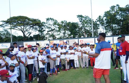 Reconocen en Puerto Plata a peloteros activos y retirados de Grandes Ligas; ofrecen cl&iacute;nicas a ni&ntilde;os