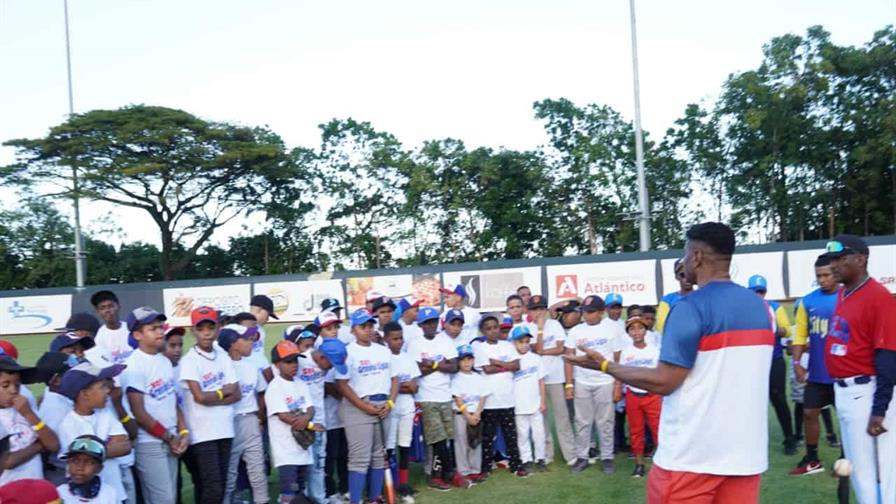 Reconocen en Puerto Plata a peloteros activos y retirados de Grandes Ligas; ofrecen clínicas a niños