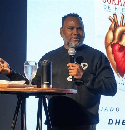 El pastor Dhelvin Carmona presenta en Atlanta su libro "Coraz&oacute;n de hierro" 