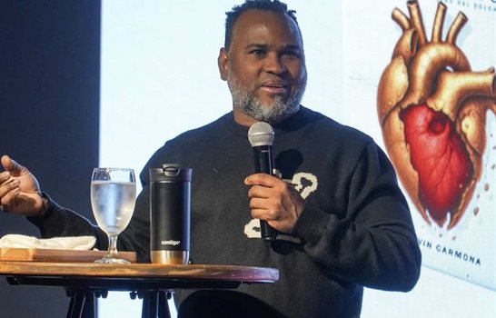 El pastor Dhelvin Carmona presenta en Atlanta su libro "Coraz&oacute;n de hierro" 