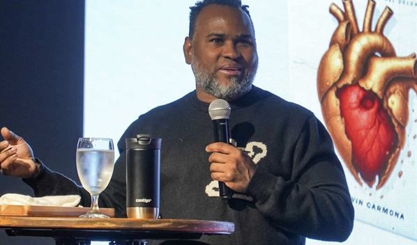 El pastor Dhelvin Carmona presenta en Atlanta su libro "Coraz&oacute;n de hierro" 