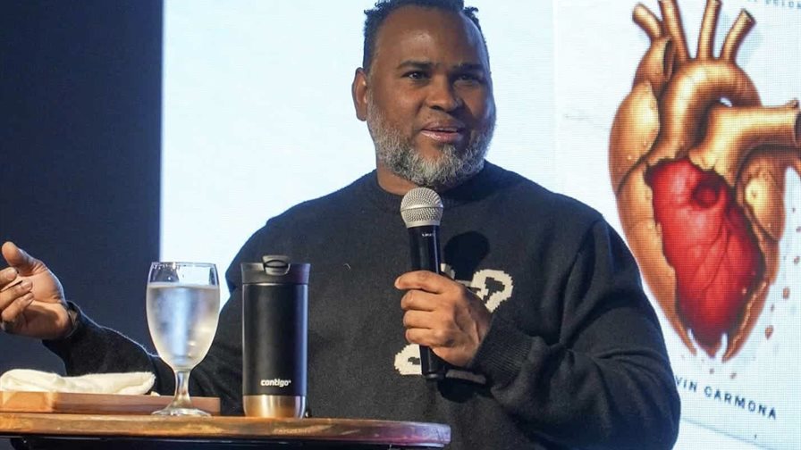 El pastor Dhelvin Carmona presenta en Atlanta su libro "Coraz&oacute;n de hierro" 