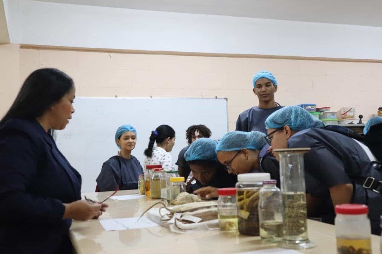 Alumnos de la UASD durante una de las clases que sirven como parte de uno de los proyectos investigativos.