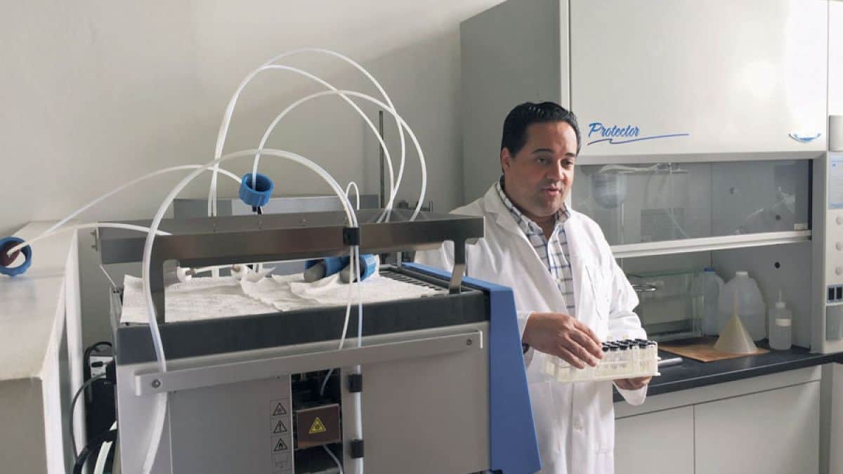 Uno de los docentes beneficiados con el Fondocyt explica a sus estudiantes sobre su investigaci&oacute;n.