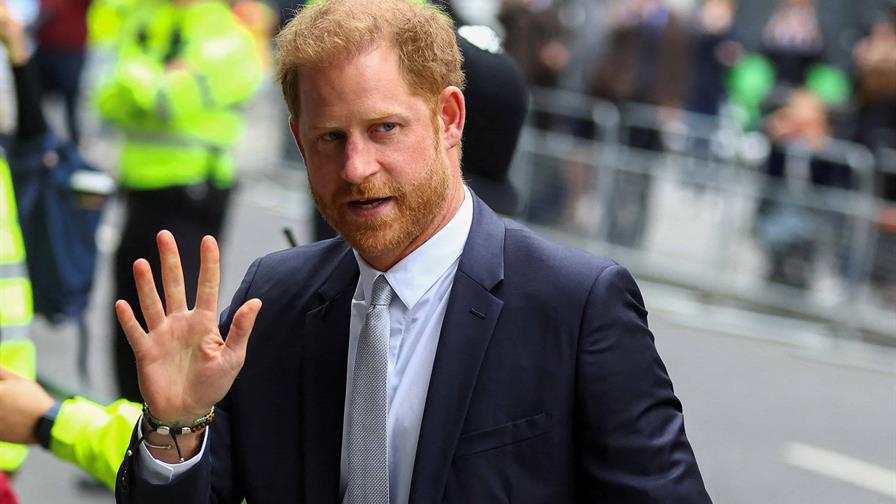 El príncipe Harry acusa al Mail de obtención ilegal de datos privados durante dos décadas