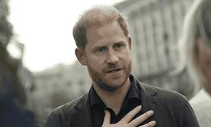 El pr&iacute;ncipe Harry dice que la publicaci&oacute;n en la prensa de datos privados le caus&oacute; paranoia