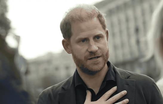 El pr&iacute;ncipe Harry dice que la publicaci&oacute;n en la prensa de datos privados le caus&oacute; paranoia