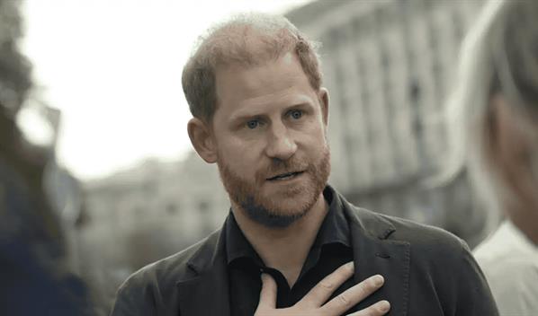 El pr&iacute;ncipe Harry dice que la publicaci&oacute;n en la prensa de datos privados le caus&oacute; paranoia