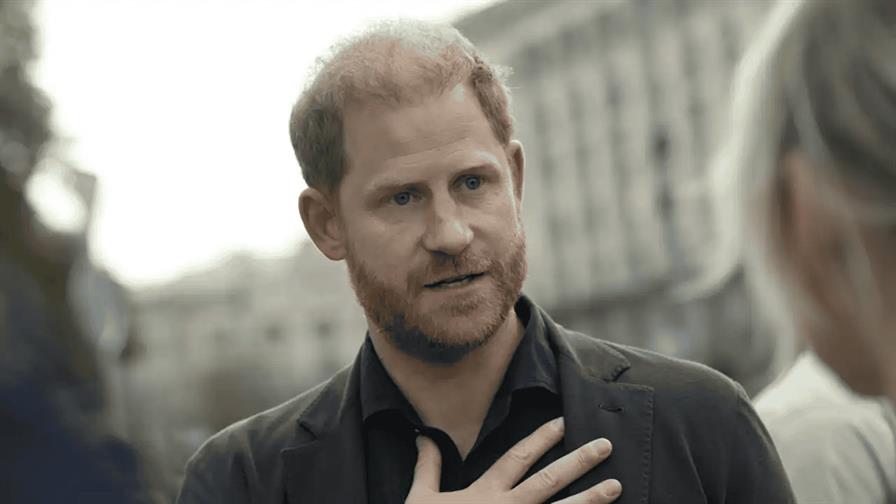 El pr&iacute;ncipe Harry dice que la publicaci&oacute;n en la prensa de datos privados le caus&oacute; paranoia