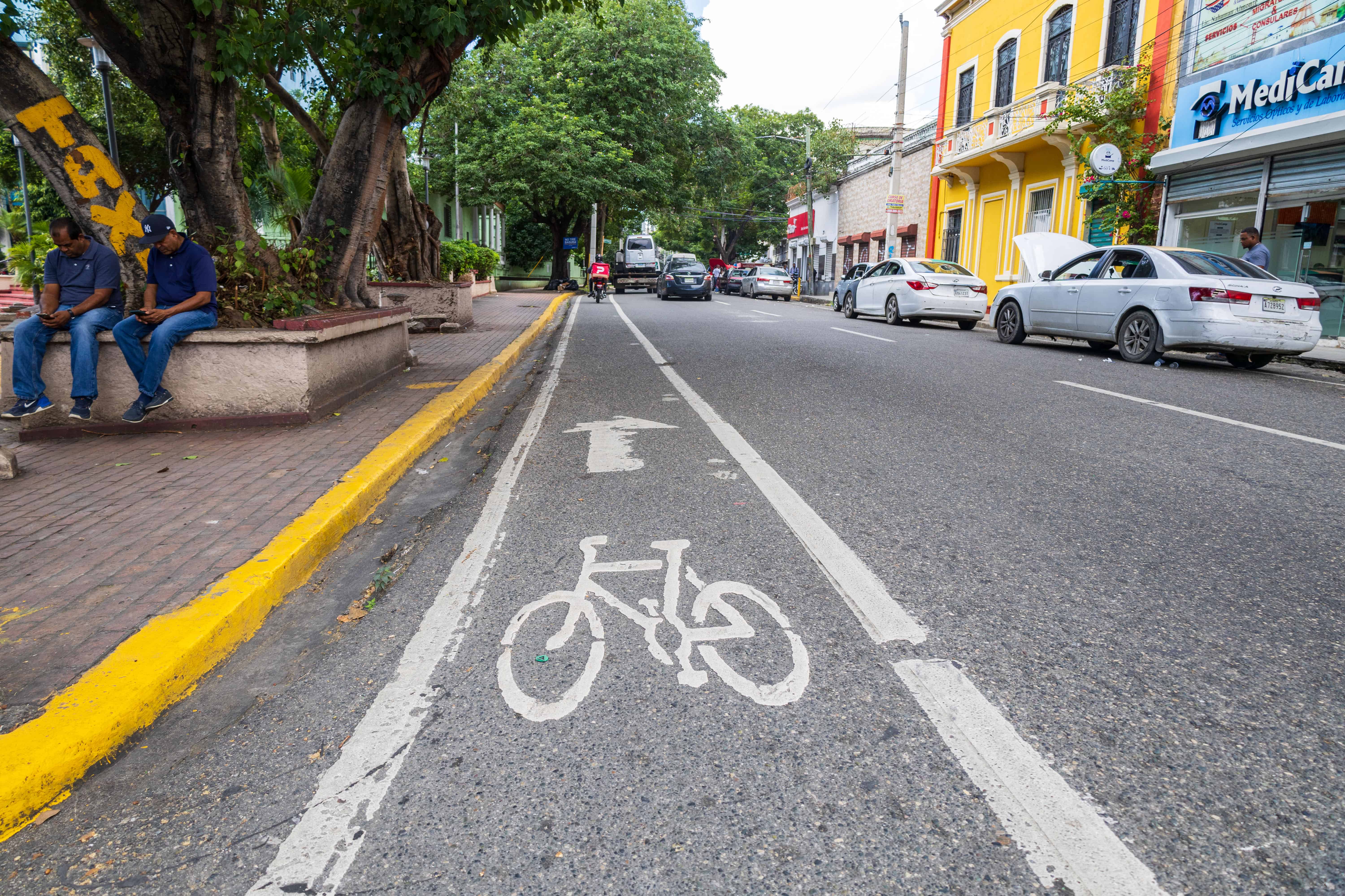 Algunas personas siguen usando la ciclov&iacute;a de la Bolivar.