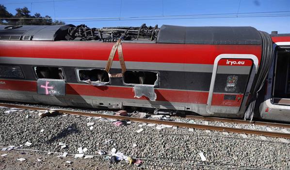 Esperan recuperar pronto tres cad&aacute;veres de uno de los trenes accidentados en Espa&ntilde;a