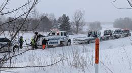 M&aacute;s de 100 veh&iacute;culos chocan en Michigan por tormenta de nieve