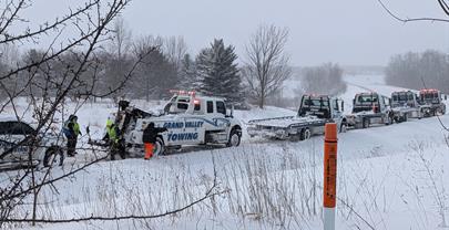 M&aacute;s de 100 veh&iacute;culos chocan en Michigan por tormenta de nieve