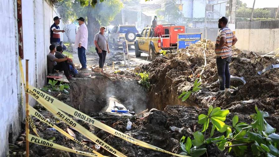 Ciudadanos recurren a la compra de camiones cisterna tras varios d&iacute;as sin agua por aver&iacute;a