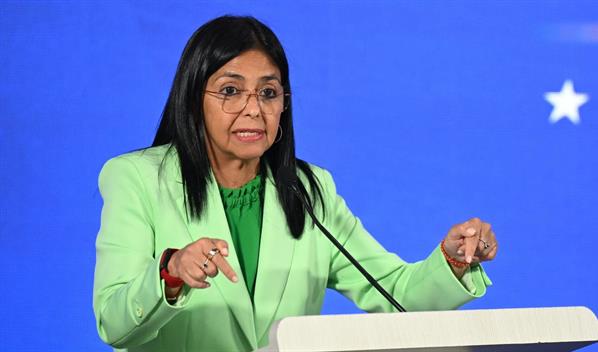 Presidenta de Venezuela reporta primer giro de US$300 millones por venta de crudo por EE. UU.