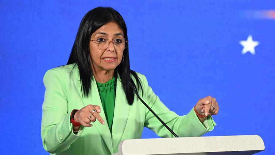 Presidenta de Venezuela reporta primer giro de US$300 millones por venta de crudo por EE. UU.