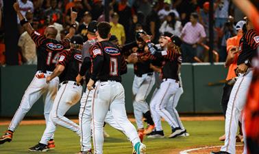 Fin de la agon&iacute;a: Toros, del s&oacute;tano por cuatro temporadas a jugar la serie final ante Escogido