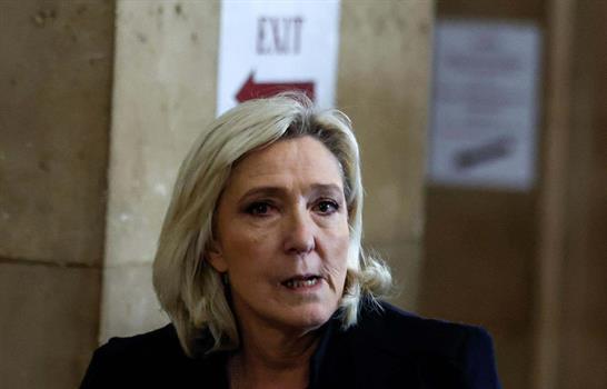 Le Pen niega acusaci&oacute;n clave en su juicio en Francia por malversaci&oacute;n de fondos