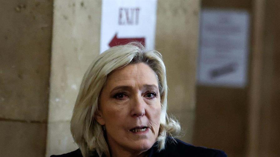 Le Pen niega acusación clave en su juicio en Francia por malversación de fondos