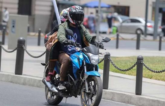 &iquest;Por qu&eacute; Per&uacute; ha prohibido que dos personas circulen en una motocicleta?