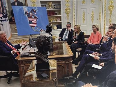 Trump y un mapa que extiende la bandera de EE. UU. a tres países