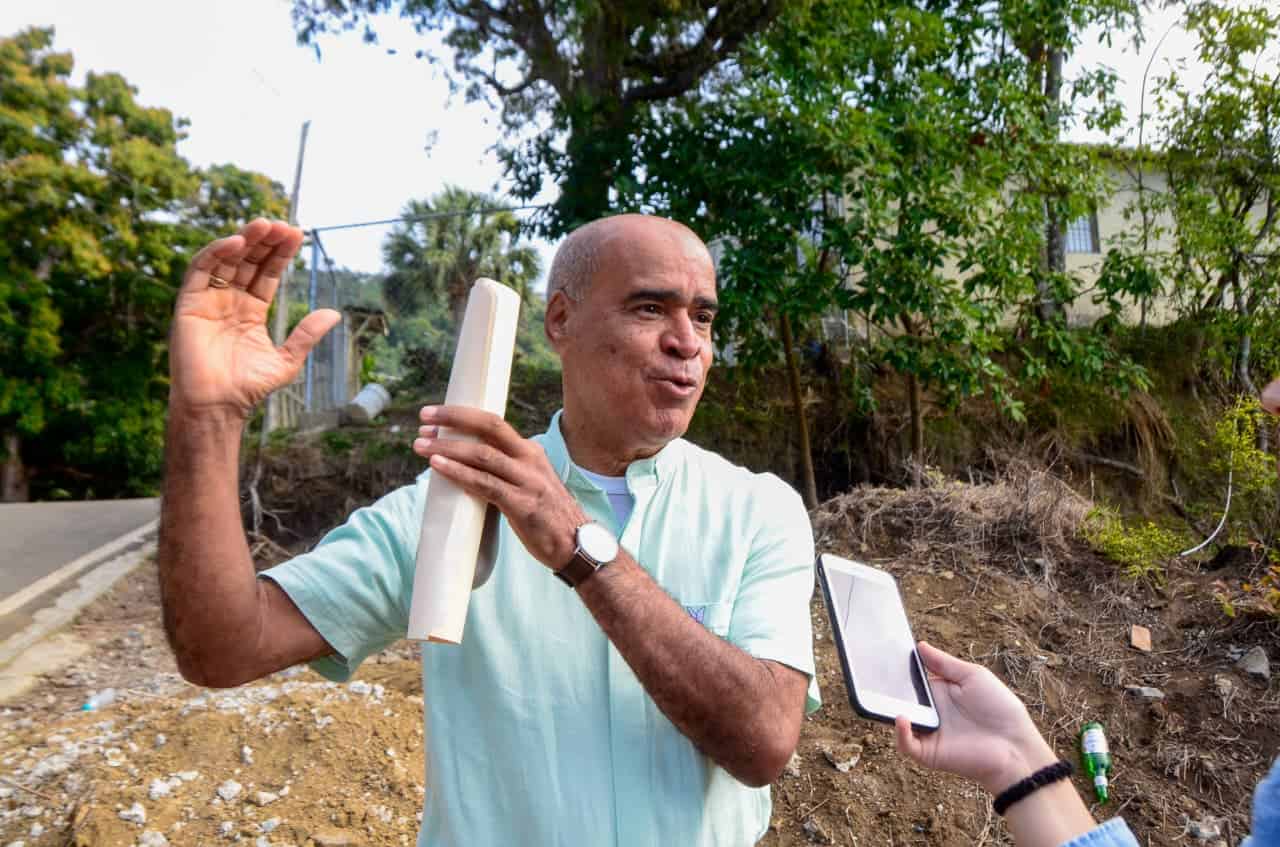 El padre Nicol&aacute;s Dom&iacute;nguez denuncia la situaci&oacute;n de los estudiantes en El Aguacate tras m&aacute;s de dos a&ntilde;os sin escuela.
