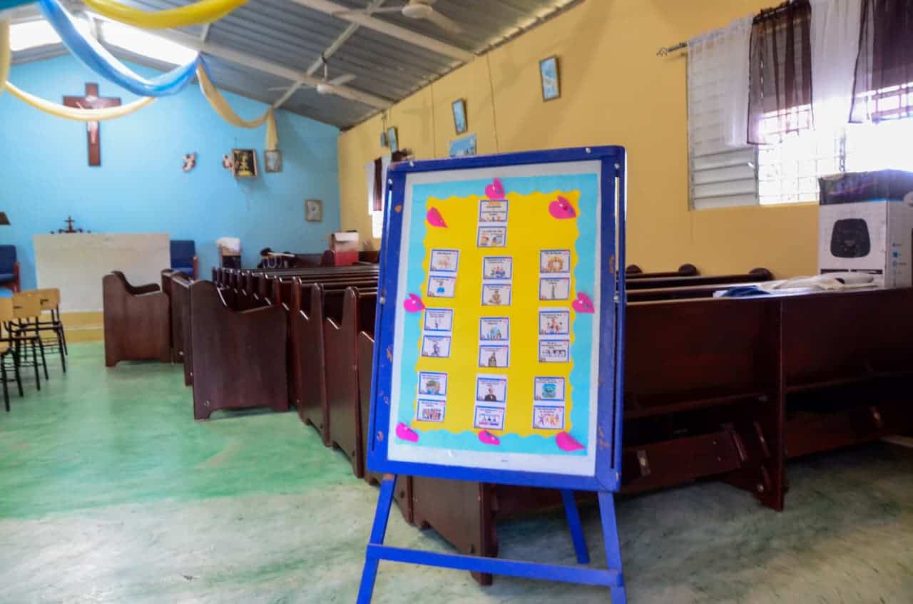 La pizarra dentro de la iglesia de El Aguacate, donde los estudiantes contin&uacute;an recibiendo clases.