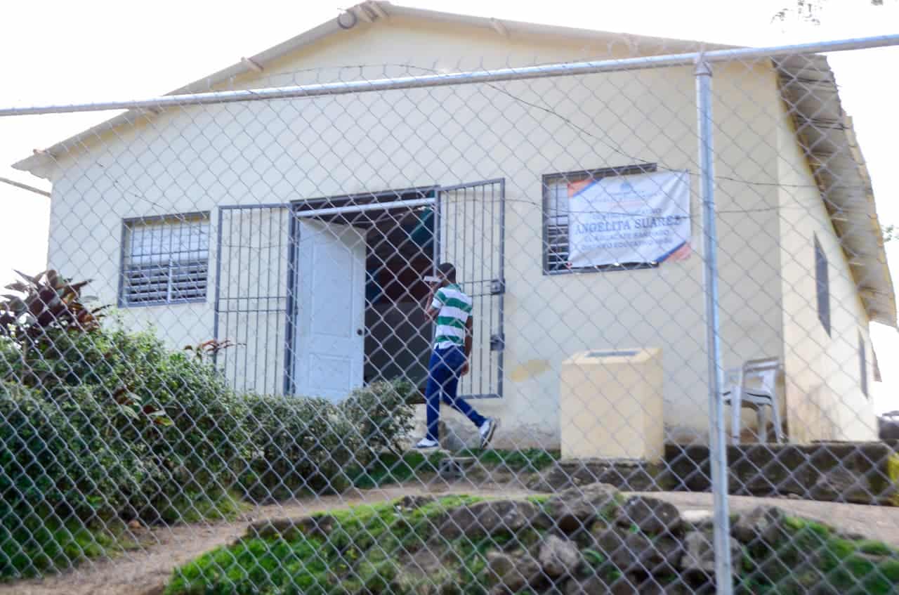 Fachada de la escuela Angelita Zuares, cuyo plantel original fue demolido hace m&aacute;s de dos a&ntilde;os debido a grietas estructurales que pon&iacute;an en peligro la seguridad de los estudiantes.