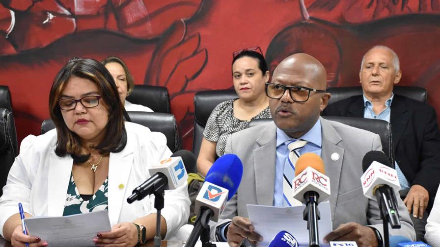 CMD confirma aplicaci&oacute;n del aumento salarial del 5 % para m&eacute;dicos, partida acordada en 2024