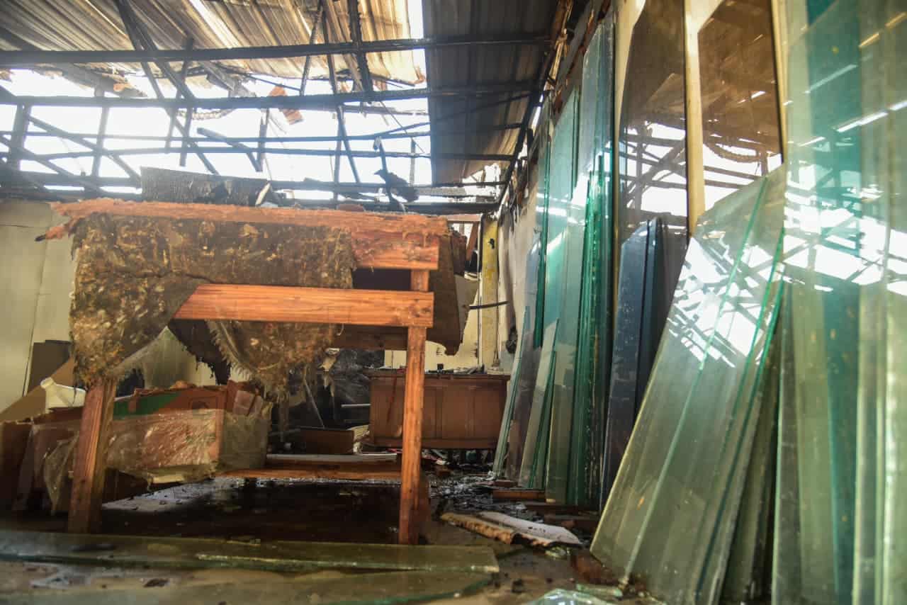 Restos de cristales rotos y escombros tras el incendio que afect&oacute; varios negocios en el sector Bella Vista, Santiago