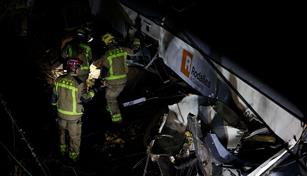 Un muerto y 37 heridos al chocar un tren con un muro ca&iacute;do a la v&iacute;a en Barcelona