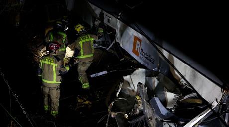 Un muerto y 37 heridos al chocar un tren con un muro ca&iacute;do a la v&iacute;a en Barcelona