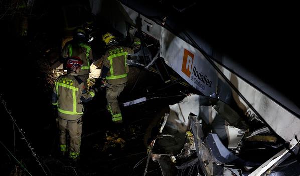 Un muerto y 37 heridos al chocar un tren con un muro ca&iacute;do a la v&iacute;a en Barcelona