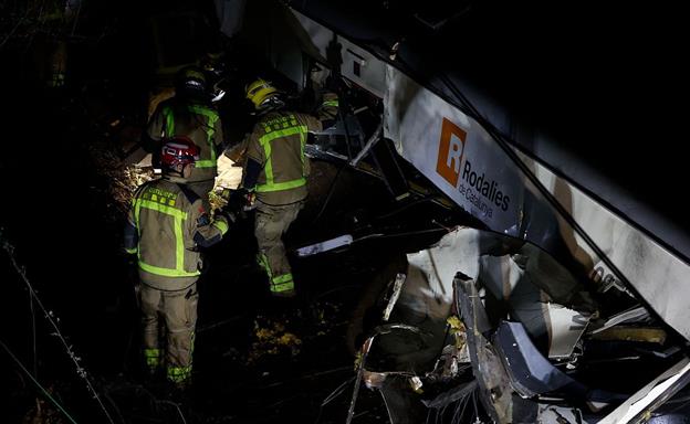 Un muerto y 37 heridos al chocar un tren con un muro ca&iacute;do a la v&iacute;a en Barcelona