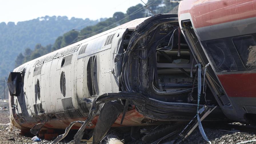Identifican a 42 de las 43 víctimas mortales del accidente ferroviario de España Identifican a 42 de las 43 víctimas mortales del accidente ferroviario de España