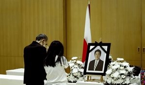 Un tribunal japon&eacute;s condena a cadena perpetua al asesino del exmandatario Shinzo Abe