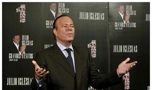 Univision estar&iacute;a negociando retractarse de acusaciones contra Julio Iglesias para evitar demanda