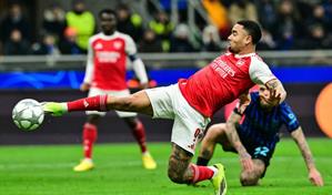 Arsenal sella boleto a octavos de Champions, PSG y City se complican