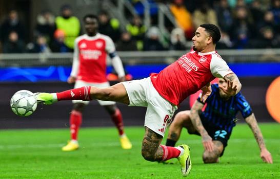 Arsenal sella boleto a octavos de Champions, PSG y City se complican