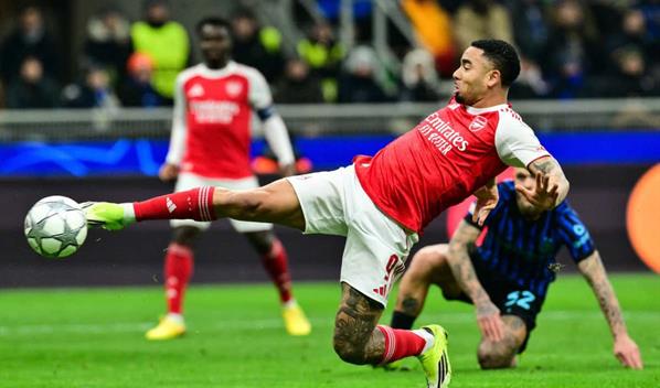 Arsenal sella boleto a octavos de Champions, PSG y City se complican