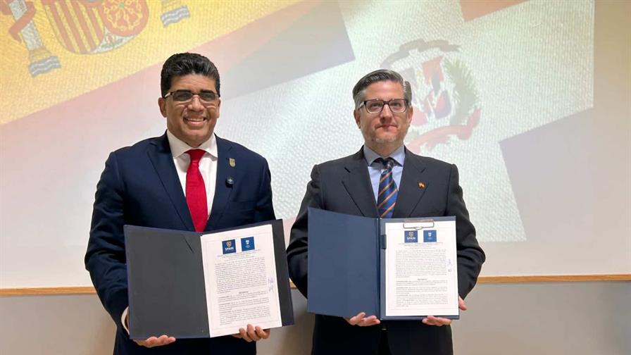 Alcalde Dio Astacio firma acuerdo con la universidad Spain Business School