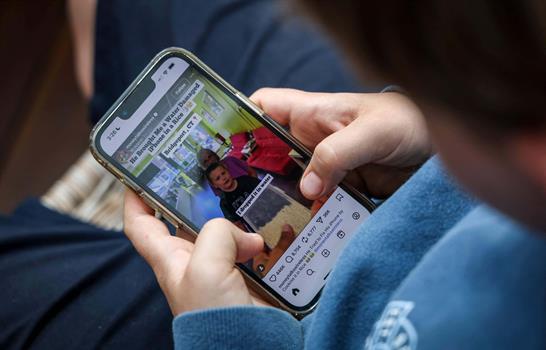 J&oacute;venes latinoamericanos se informan entre memes y videos cortos, seg&uacute;n un estudio