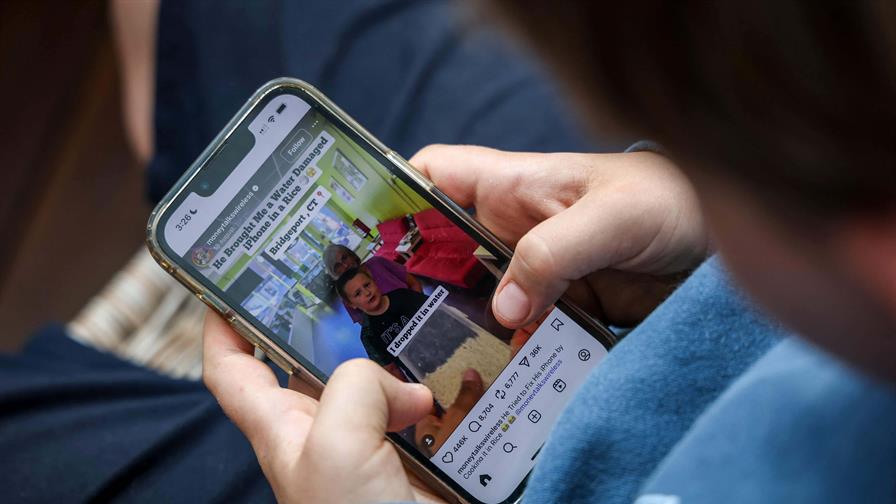 Jóvenes latinoamericanos se informan entre memes y videos cortos, según un estudio