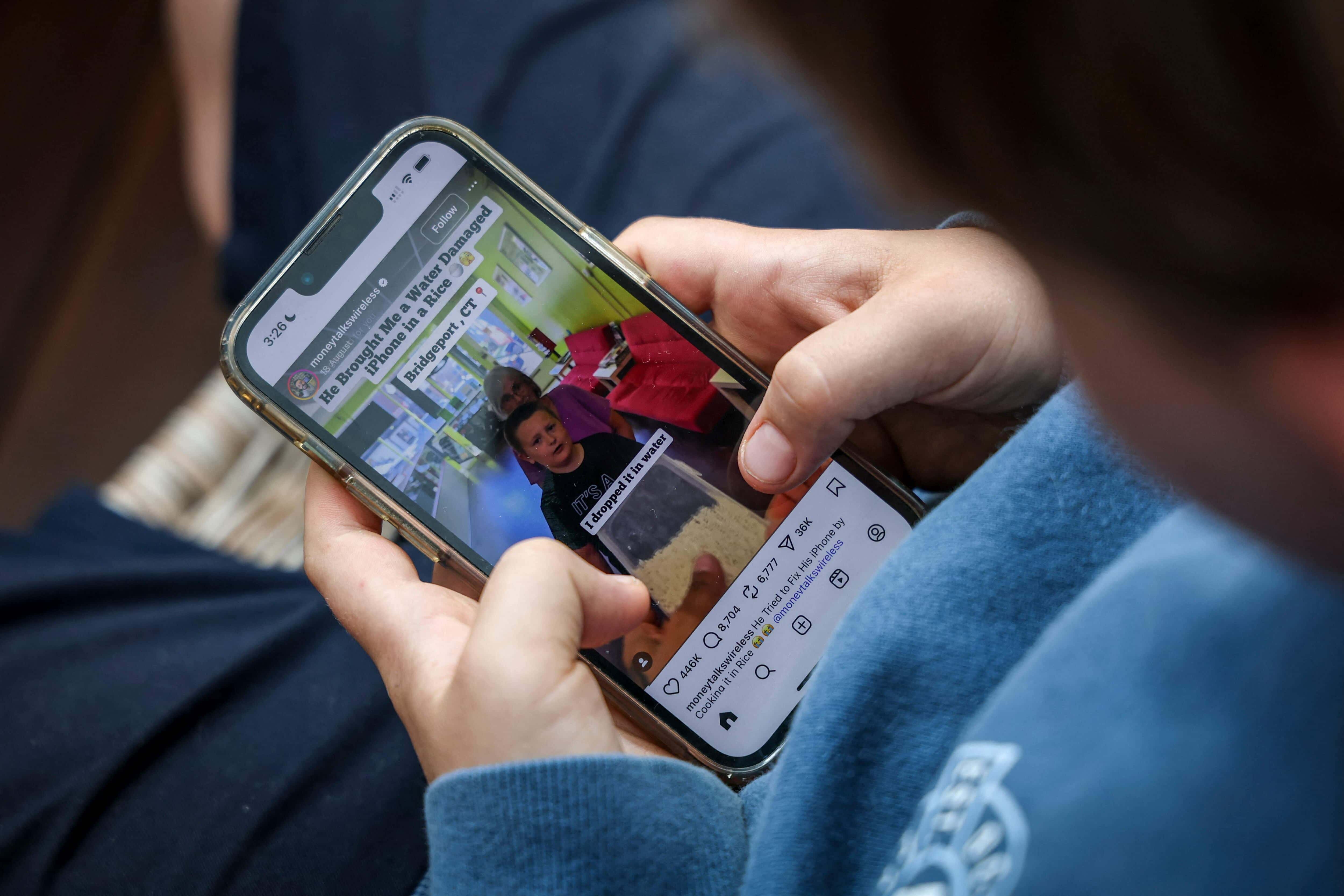 Instagram utiliza clasificación de cine para proteger a menores
