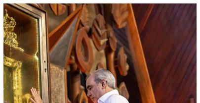 Luis Abinader eleva una oraci&oacute;n por el futuro de RD en el D&iacute;a de Nuestra Se&ntilde;ora de la Altagracia