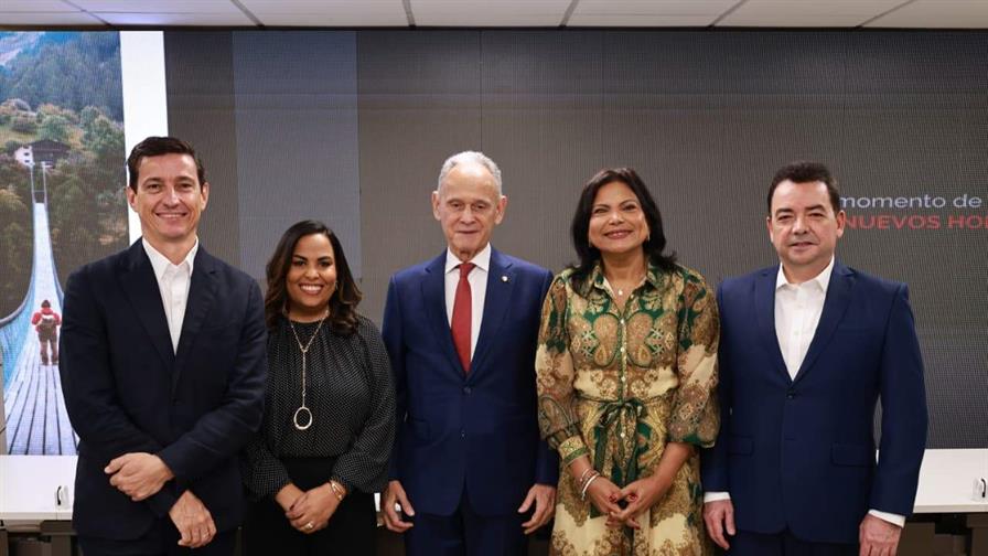 Mawdy presenta su remozada casa en un encuentro con sus aliados