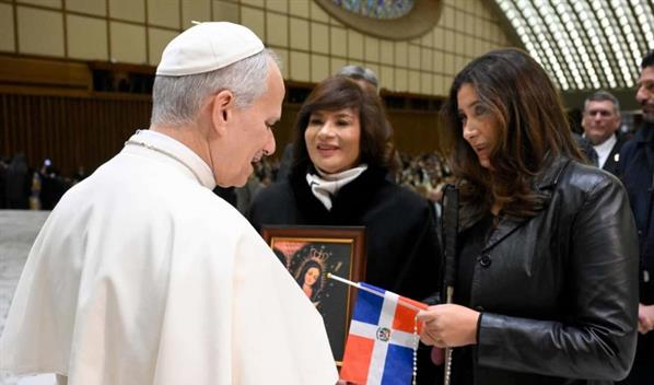 El Papa Le&oacute;n XIV bendice a la soprano dominicana Janette M&aacute;rquez durante su visita a Roma
