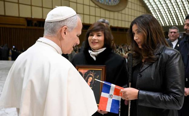 El Papa Le&oacute;n XIV bendice a la soprano dominicana Janette M&aacute;rquez durante su visita a Roma